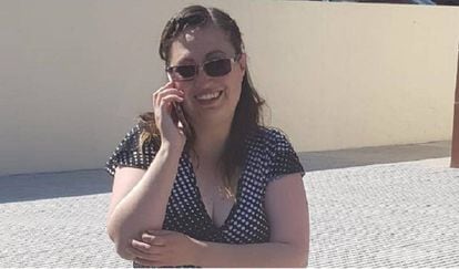 Dafne McPherson habla por teléfono momentos después de ser absuelta en Querétaro.