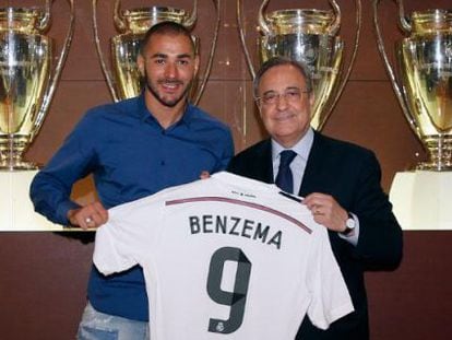 Benzema posa con Florentino tras la firma de su renovaci&oacute;n.