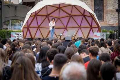 950 alumnos de 16 institutos de Barcelona participaron en el coloquio inaugural de la Bienal del Pensamiento en la plaza Joan Coromines.
