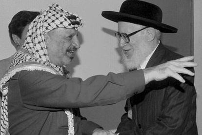 Moshe Hirsch (derecha) con Yasir Arafat, en 1994.