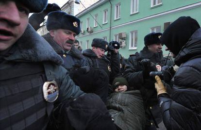 La polic&iacute;a detiene a un activista &#039;gay&#039; ante la Duma.