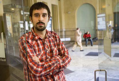El periodista Martin Aldalur antes de la presentación de su libro 'Clandestinos' en el Koldo Mitxelena.
