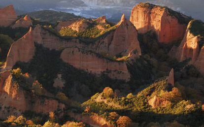 Pin&aacute;culos de arcilla, arenisca y cantos rodados en Las M&eacute;dulas, en la comarca del Bierzo (Le&oacute;n). 