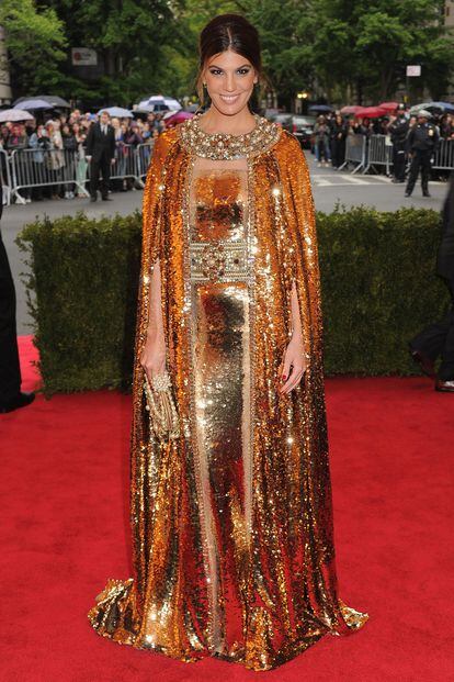 Bianca Brandolini con un vestido dorado de inspiración egipcia de Dolce & Gabbana.