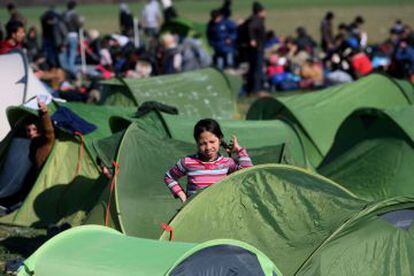 Miles de refugiados esperan en Idomeni para pasar la frontera greco-macedonia.