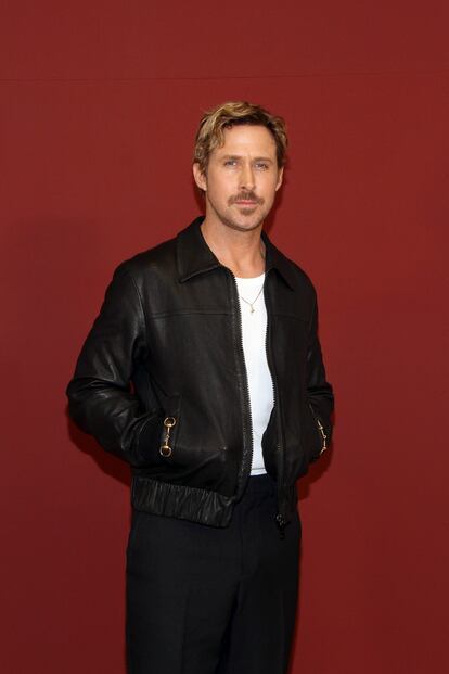 Ryan Gosling, de 43 años, es otro actor por el que no pasa el tiempo.