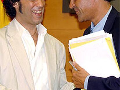 El ministro Juan Fernando López Aguilar (derecha) y Pedro Zerolo.