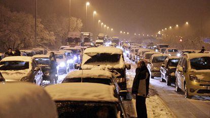 Los ocupantes de los vehículos atrapados por la nieve contemplan  con impotencia el colapso de la carretera de A Coruña.