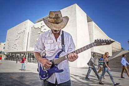Un músico callejero frente al nuevo City Gate, de Renzo Piano.