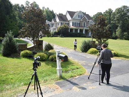 Periodistas ante la casa a nombre del supuesto topo de la CIA en Stafford (Virginia).