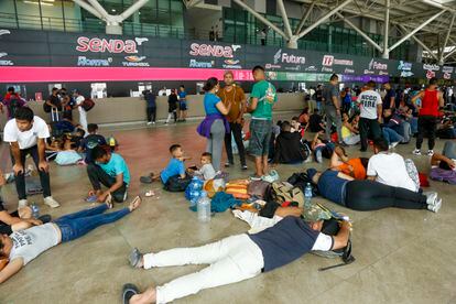 La mayoría de los migrantes han optado por dormir en el suelo de la estación, a la espera de que se les permita comprar billetes para abordar alguno de los autobuses que los lleve a las ciudades fronterizas.