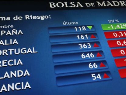 Vista de un panel de la Bolsa de Madrid que refleja la evoluci&oacute;n de la prima de riesgo de los pa&iacute;ses europeos. 