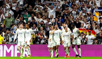 The Real Madrid players celebrate Bellingham's goal, which would give them the victory against Barcelona in the Clásico.