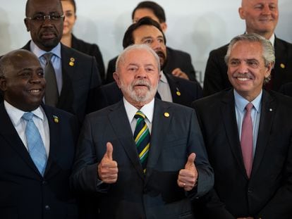El presidente de Brasil, Lula da Silva, en el centro, hace un gesto durante la foto de grupo de la cumbre de la Celac, en Buenos Aires este martes.