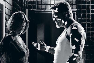 Mickey Rourke y Carla Gugino en la película 'Sin City'