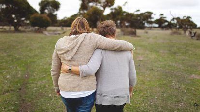 Madre e hija abrazadas.