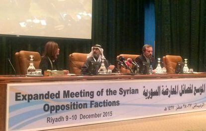 Miembros de la oposición siria, este jueves en una rueda de prensa en Riad.