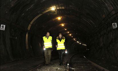 La presidenta regional y el consejero de Transportes visitan el t&uacute;nel de la l&iacute;nea 1 de metro el pasado 12 de febrero.