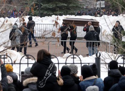 Workers move Alexei Navalny's coffin this Friday in Moscow. 
