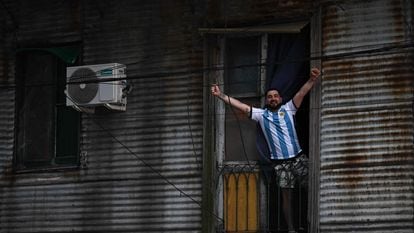 Un aficionado de Argentina celebra un gol de la selección de fútbol en el Mundial de Qatar de diciembre de 2022, en el barrio de La Boca.