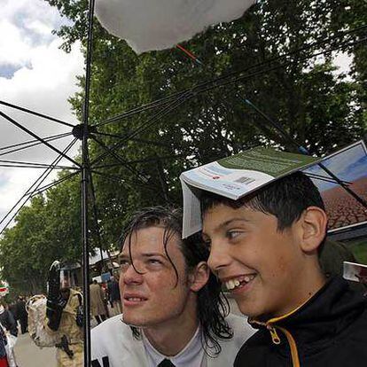 Ambiente en un día lluvioso en la madrileña Feria del Libro.