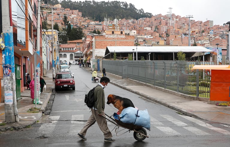 Un hombre empuja un carro en La Paz (Bolivia) el 17 de abril