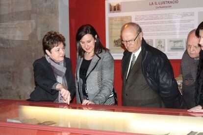 La consejera de Cultura recorre la exposición del 30 aniversario de la Biblioteca Valenciana.