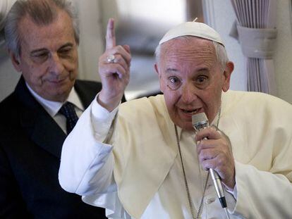 El Papa se dirige a los periodistas en su vuelo de regreso de Asia.