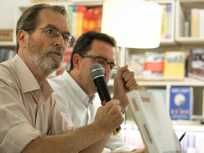 El periodista Andreu Miss&eacute; y el economista Antoni Garrido, ayer en la librer&iacute;a +Bernat