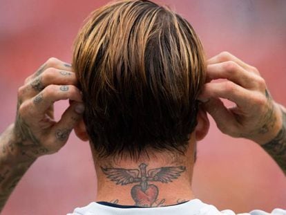 Sergio Ramos se echa el pelo tras las orejas durante un partido contra el Arsenal en julio de 2019. En vídeo el trailer del documental del defensa camero.