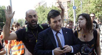 El diputado Alfons López Tena es increpado al llegar al Parlamento autonómico el pasado 15 de junio.