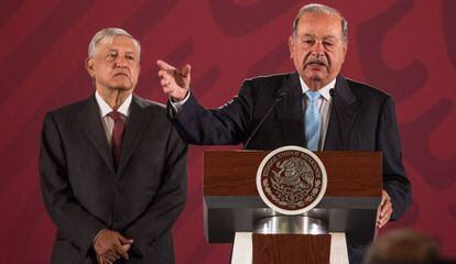 El empresario Carlos Slim junto a López Obrador durante una conferencia de 2019.