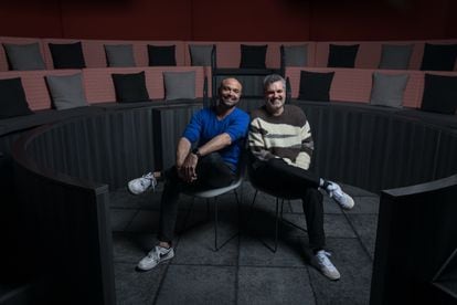 Los guionistas Jaime Vaca y Carlos Montero posan en las oficinas de Netflix en Madrid.