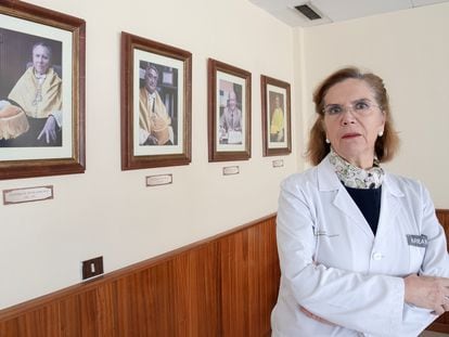 La primera mujer catedrática de España, Nieves González, en el Hospital Universitario de Canarias, posa ante las fotos de antiguos catedráticos.