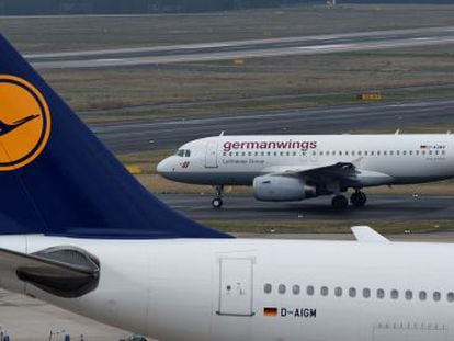 Un avión de Lufthansa y destrás, uno de Germanwings