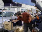 Un repartidor de Amazon carga los paquetes en su automóvil antes de partir desde el almacen de la empresa en el municipio de Coslada, junto a Madrid.