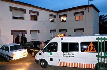 Ambulancia ante la entrada de la residencia de ancianos de Jarandilla de la Vera en Cáceres.