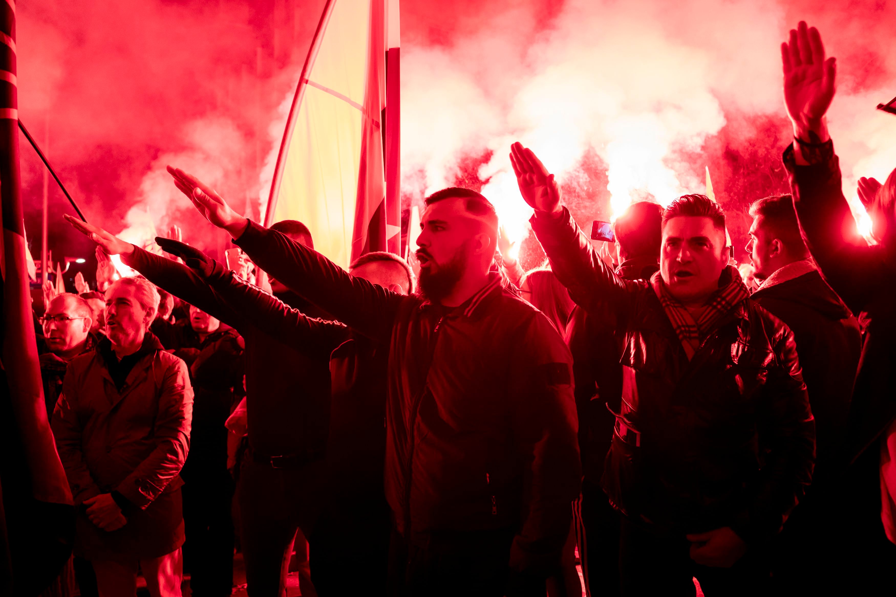 Decenas de personas con banderas y bengalas, durante una manifestación convocada por la Falange Española de las JONS, a 18 de noviembre de 2023, en Madrid (España). La protesta ha partido desde Génova hasta Moncloa con el fin de mostrar rechazo a la amnistía acordada por el PSOE y Junts. La manifestación tiene lugar dos días después de investir a Pedro Sánchez presidente del Gobierno con los apoyos de Sumar, ERC, Junts, EH Bildu, PNV, BNG y Coalición Canaria en el debate de su investidura celebrado en el Congreso los días 15 y 16 de noviembre.
18 NOVIEMBRE 2023;MANIFESTACIÓN;FEJONS;FALANGE;AMNISTÍA;ESTADO DERECHO;INVESTIDURA;
A. Pérez Meca / Europa Press
18/11/2023