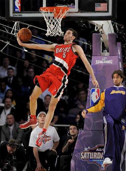 Rudy Fernández se dispone a machacar el aro ante Pau Gasol, que le pasó el balón.