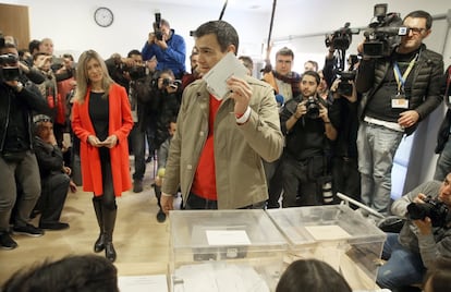 Pedro Sánchez, secretario General del PSOE, junto a su mujer Begoña Gómez.