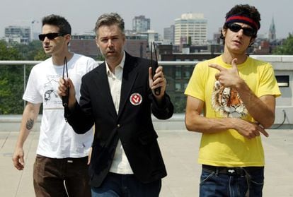 Adam Yauch, en el centro, con los otros dos componentes del grupo, en 2006.