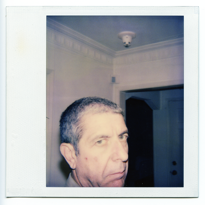 'Angry at 11 pm' ('Enfadado a las 11 pm'), autorretrato de Leonard Cohen. Polaroid en color. © Leonard Cohen Family Trust
