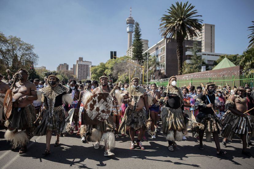 Decenas de zulú con vestimentas tradicionales marchaban este miércoles por las calles de Johannesburgo para homenajear a Mantfombi Dlamini, fallecida el pasado 29 de abril.