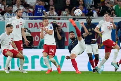 Olivier Giroud hace una chilena durante la primera parte del partido frente a Polonia en el estadio Al Thumama.