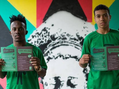 Arthur Viana y Lucas Fordes viven en la favela de Maré, en Río de Janeiro. En vídeo, perfil de Jair Bolsonaro