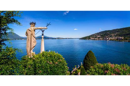 Los palacios de las islas Borromeas, en el lago Maggiore (en la foto, vistas desde 'isola' Bella), parecen una flota de barcos reales anclada sobre las aguas. Han conservado el ambiente 'belle époque' de sus días de esplendor turístico, cuando, seducida por el clima suave y el fácil acceso mediante el ferrocarril de 1855, la alta burguesía europea se lanzó a construir villas grandiosas en sus orillas.