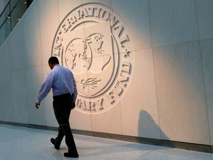 Logo del FMI en su sede en Washington.