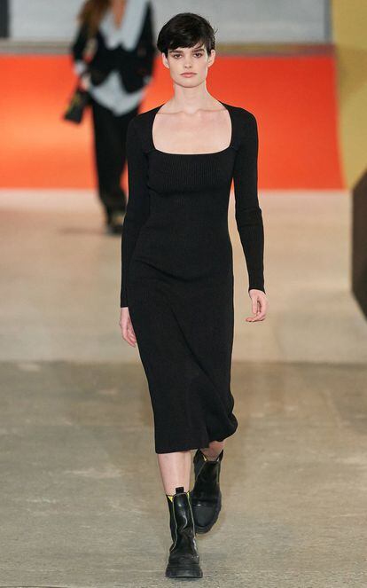 Ganni es la marca escandinava experta en ofrecer prendas sencillas pero con una gran personalidad, como este vestido de lana negro con escote cuadrado. Lo tienes aquí por 215 euros.