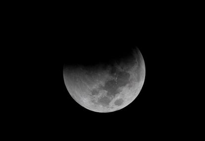 La luna vista desde Santo Domingo (República Dominicana), durante la madrugada del 8 de noviembre de 2022. 
