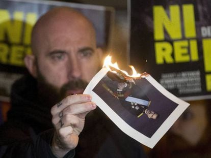 El regidor de la CUP de Barcelona Josep Garganté crema una foto del Rei.